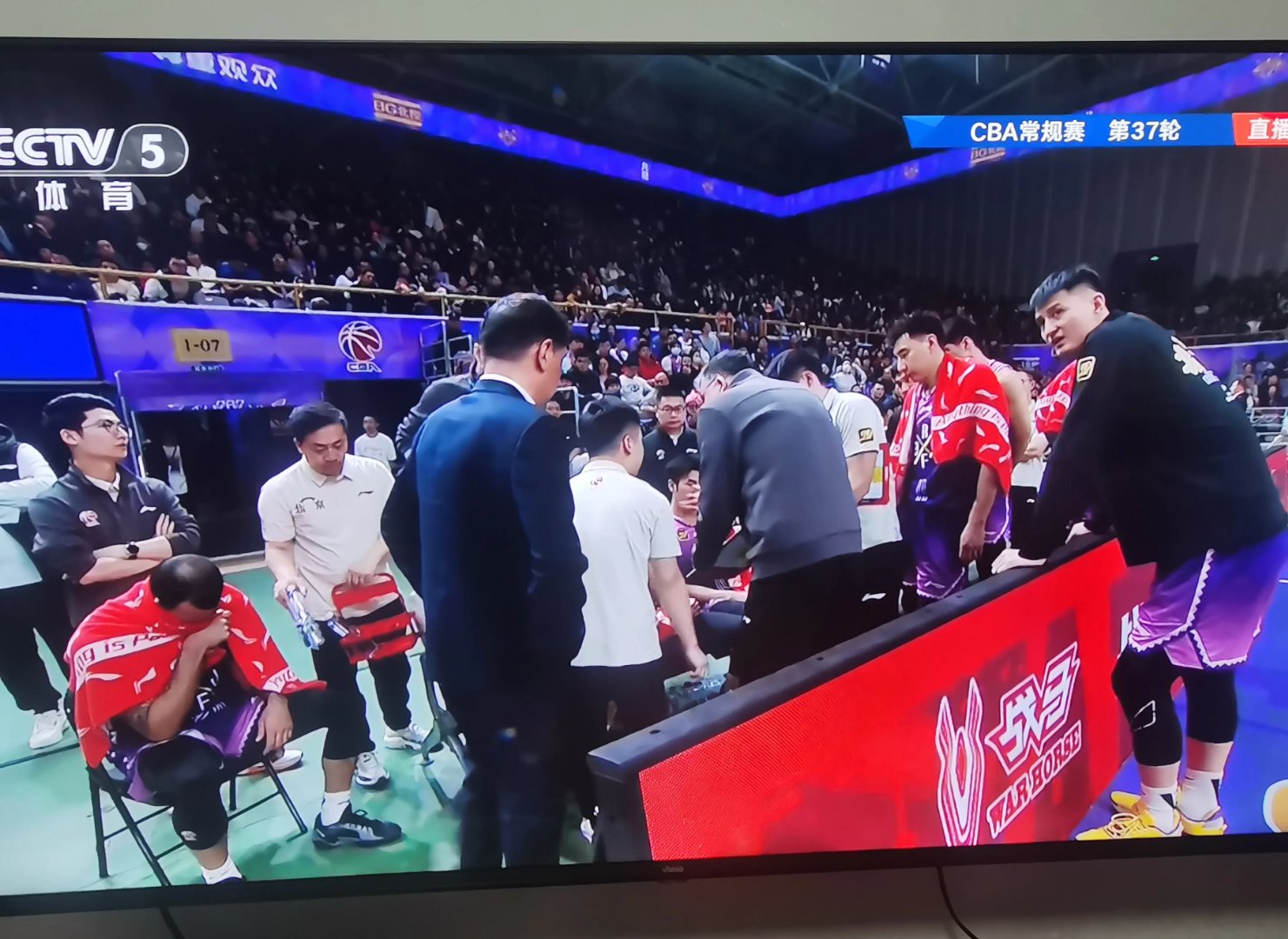 韩国篮球赛事中一场激烈对抗，精彩纷呈