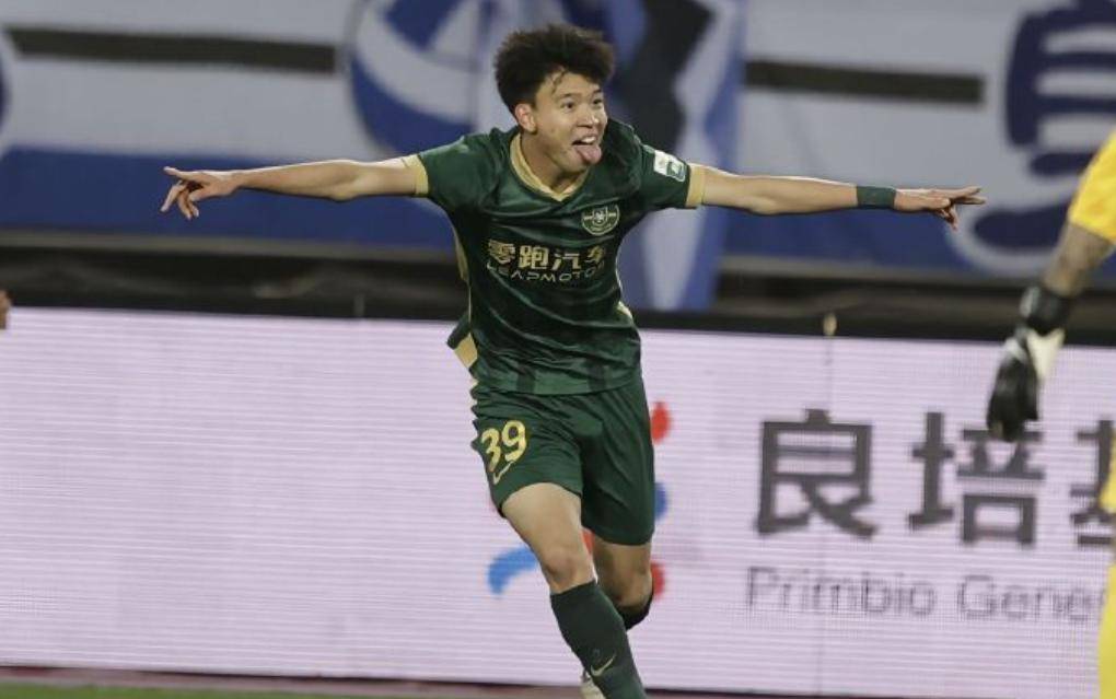 联盟比赛中新秀球员崭露头角，青春风暴来袭